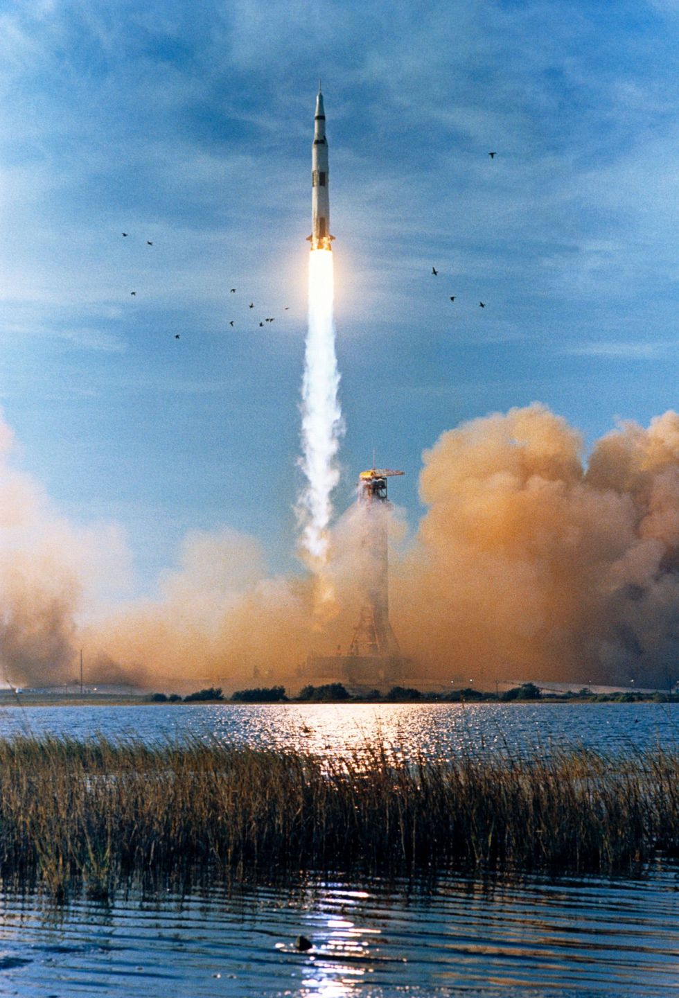 Op 21 december 1968 stijgt een Saturn Vraket met een stuwkracht van 34000 kilonewton op van het Kennedy Space Centre Aan boord is de bemanning van de Apollo 8missie