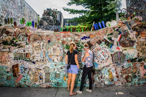 De caleidoscopische buitenruimte van Magic Gardens nodigt uit tot nadere bestudering