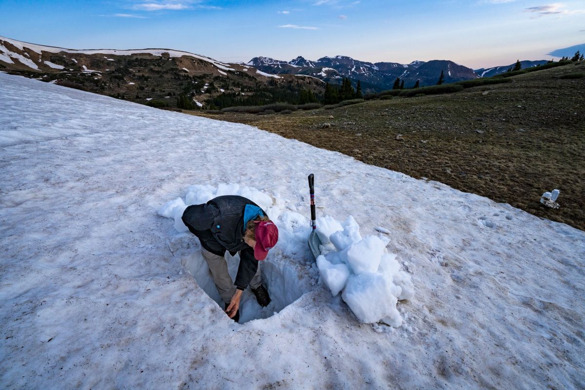 Op zon 3700 meter hoogte smelten vervuilde sneeuwvelden op de Loveland Pass in Colorado af en voeden rivieren in het gebied met smeltwater Jeff Derry van het Center for Snow and Avalanche Studies neemt monsters van de stoflaagjes in het sneeuwpak