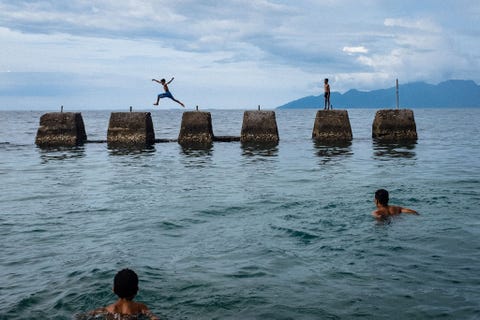 MAUMERE FLORES INDONESIBijna 95 procent van de Indonesische koraalriffen en zeegrasweiden zijn aangetast door bleking van land gespoeld slib en natuurrampen Organisaties als Biorock Indonesia en de Global Coral Reef Alliance werken aan het herstel van de riffen