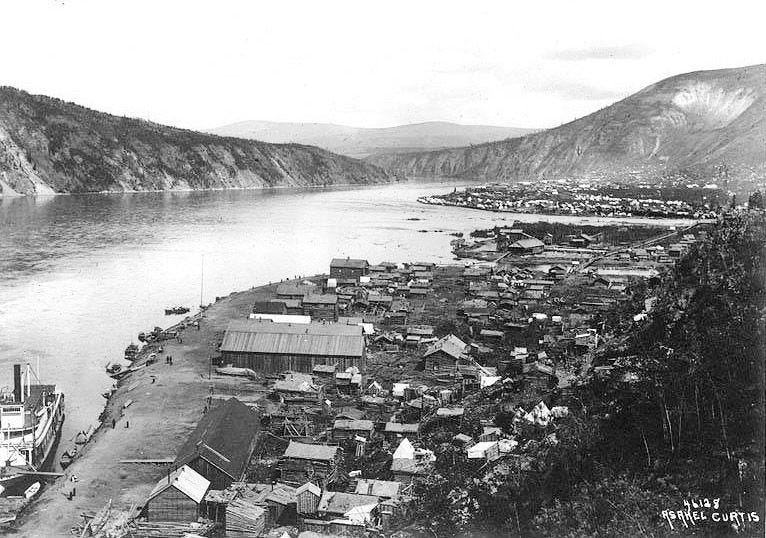 Eind negentiende eeuw groeide Dawson City uit tot ht goudkoortsstadje van de Klondike De vreemde combinatie van eindeloze winternachten de nooit ondergaande zon uitputting en ondervoeding dreef veel goudzoekers tot waanzin De verhalen erover zijn vereeuwigd in het werk van London en de gedichten van Robert W Service