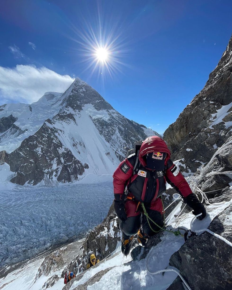 K2 wordt beschouwd als verreweg de moeilijkste en gevaarlijkste van s werelds hoogste bergen vanwege de klimtechniek die nodig is om de top te bereiken De 8611 meter hoge top torent boven het basiskamp Broad Peak uit op de Baltorogletsjer