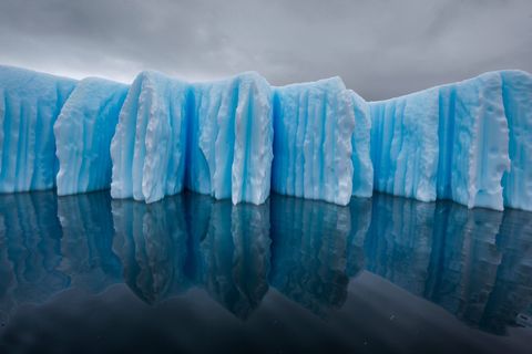 smeltwater heeft diepe groeven in een ijsberg voor de kust van antarctica uitgesneden smeltende ijsbergen zijn een gebruikelijk verschijnsel maar het antarctisch schiereiland is een van de regios op aarde die het snelst opwarmen naar verwachting zal het in dit gebied in de komende twintig jaar 11 graad celsius warmer worden
