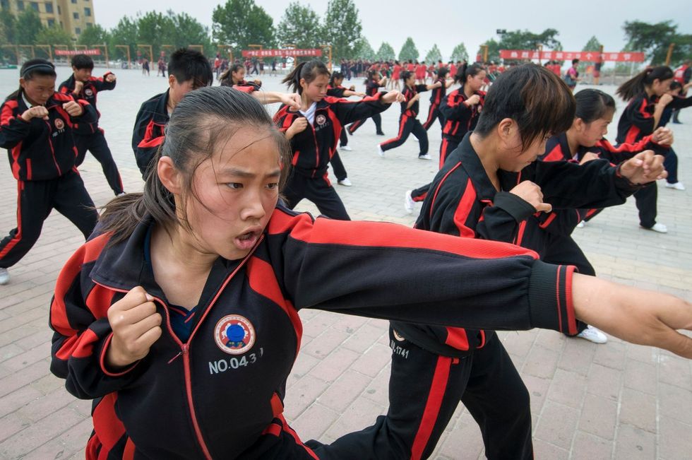 Leerlingen van het trainingscentrum Wuseng Tuan van het Shaolinklooster van Shonshang inde Chinese provincie Henan worden getraind in kungfu
