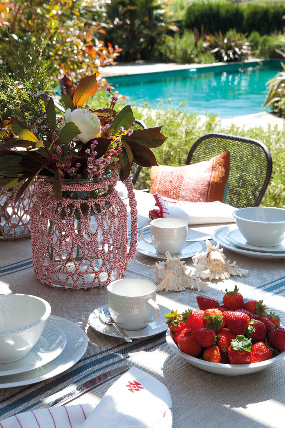 Meal, Brunch, Table, Food, Breakfast, Dish, Dishware, Tableware, Plate, Furniture, 