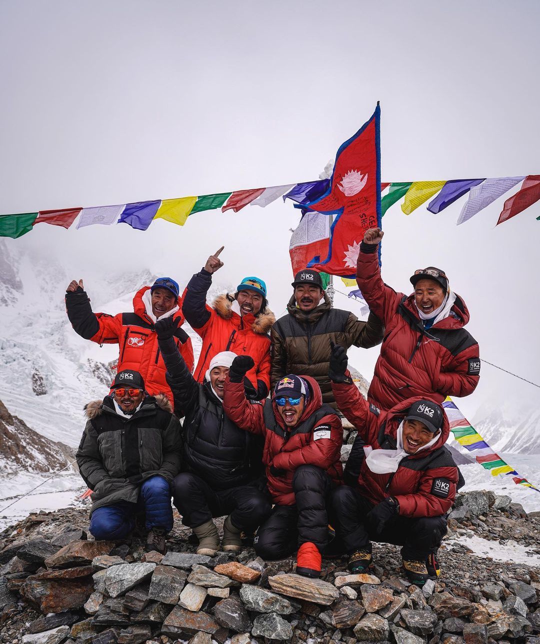 Nirmal Purja en een team van Nepalese bergbeklimmers vieren dat zij de top van K2 hebben bereikt op 16 januari 2021 Deze bergtop in de Himalaya is de laatste van de veertien hoogste bergen ter wereld die in de winter wordt bedwongen