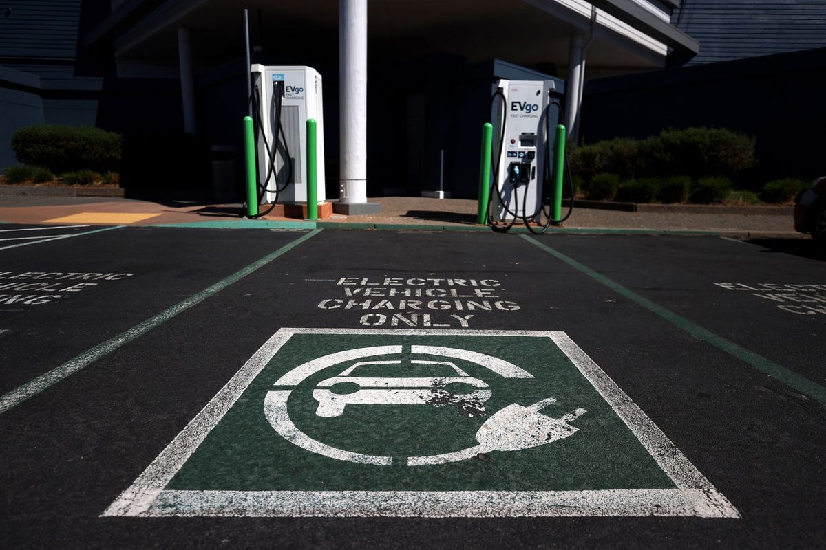 Hoewel deze autos schoner zijn dan benzine en dieselautos zal de vraag naar elektrische voertuigen snel toenemen als ze verplicht worden waardoor er steeds kritischer wordt gekeken naar de herkomst van de elektriciteit waarmee ze worden opgeladen en naar de productieketen voor de kostbare metalen in hun accus