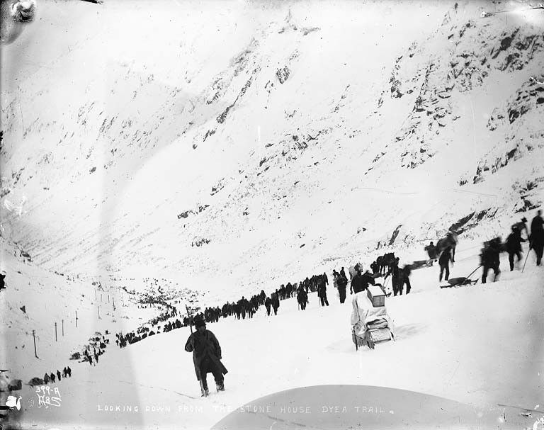 De Chilkoot Trail in 1898 De route liep over de gelijknamige pas een ongenaakbaar obstakel voor zwaarbepakte goudzoekers die de goudvelden van de Yukon trachtten te bereiken Geschat wordt dat van de 100000 goud en gelukszoekers die op weg gingen naar de Yukon er uiteindelijk slechts 33000 aankwamen
