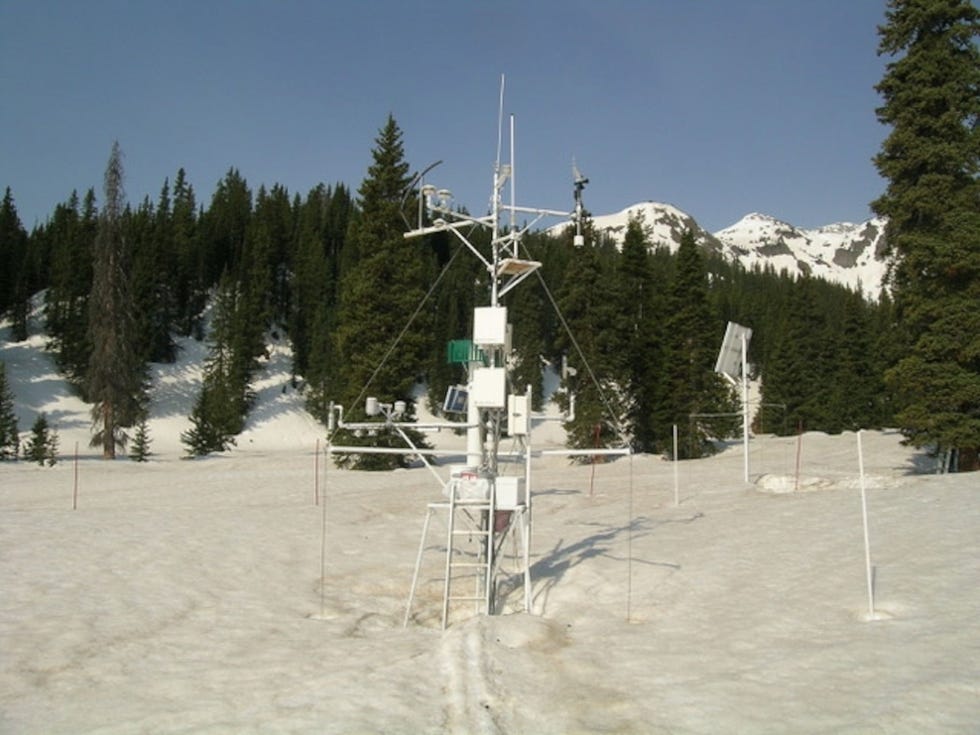 Dit hydrologische meetstation vergaart een veelheid van gegevens met betrekking tot het sneeuwpak zoals de plaatselijke luchtdruk en de sneeuwdiepte Met behulp van deze informatie kunnen wetenschappers vaststellen hoeveel smeltwater de vervuilde sneeuw zal produceren