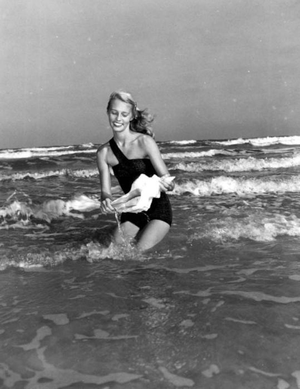 Betty Boone giet in 1948 op het Daytona Beach in Florida water uit een enorme horse conch