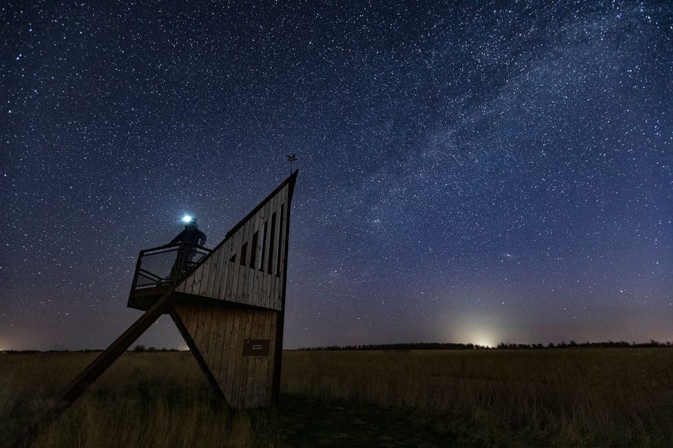 In Dark Sky Park Lauwersmeer zijn bezoekers s nachts welkom om de duisternis te beleven zoals hier bij vogelkijkhut De Baak