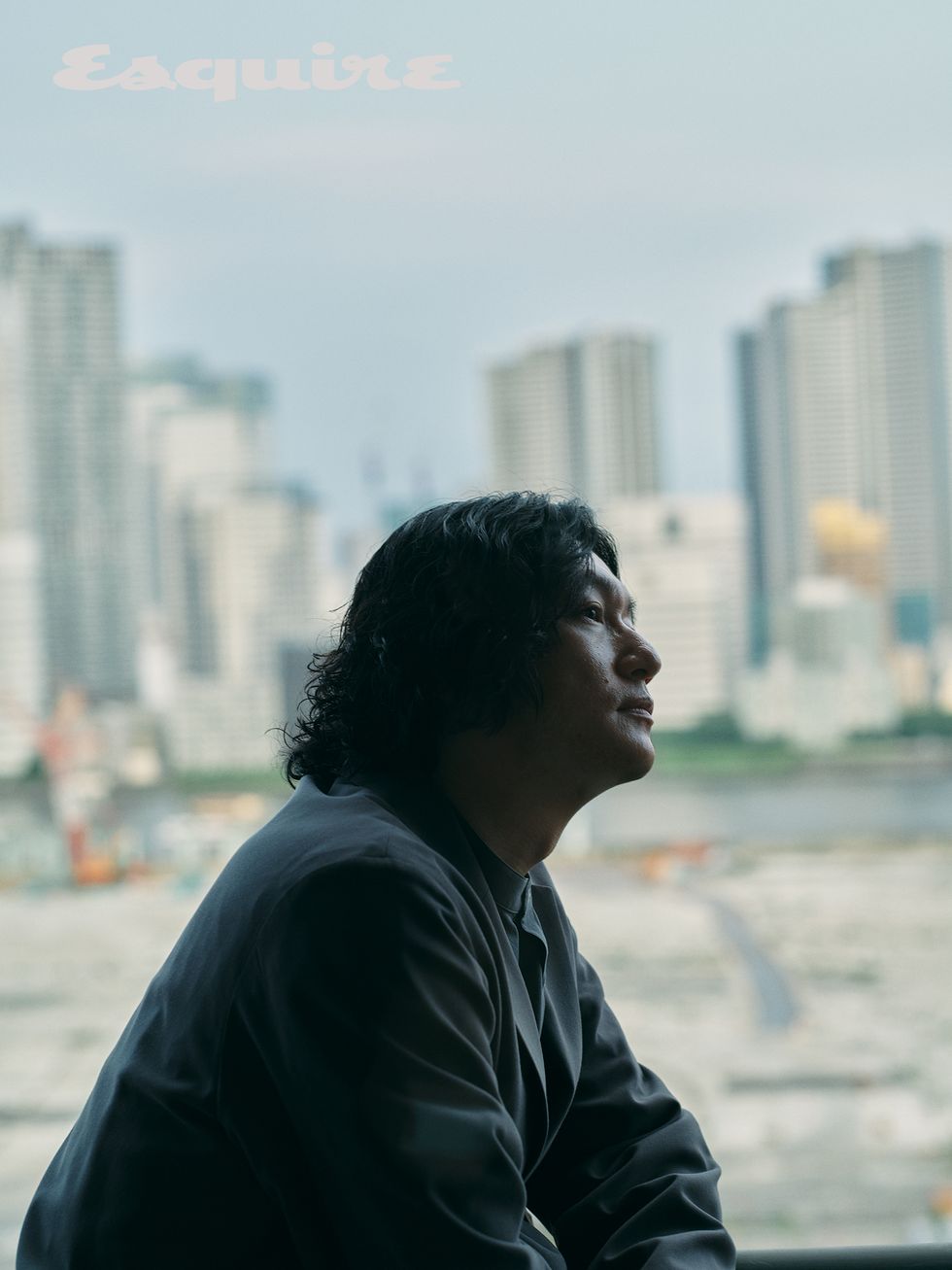 actor　iura arata with a city in the background