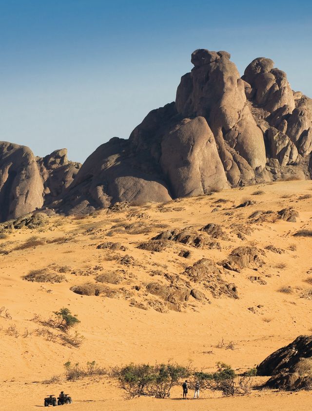 Mountainous landforms, Formation, Desert, Rock, Natural environment, Wadi, Badlands, Geology, Sky, Sand, 