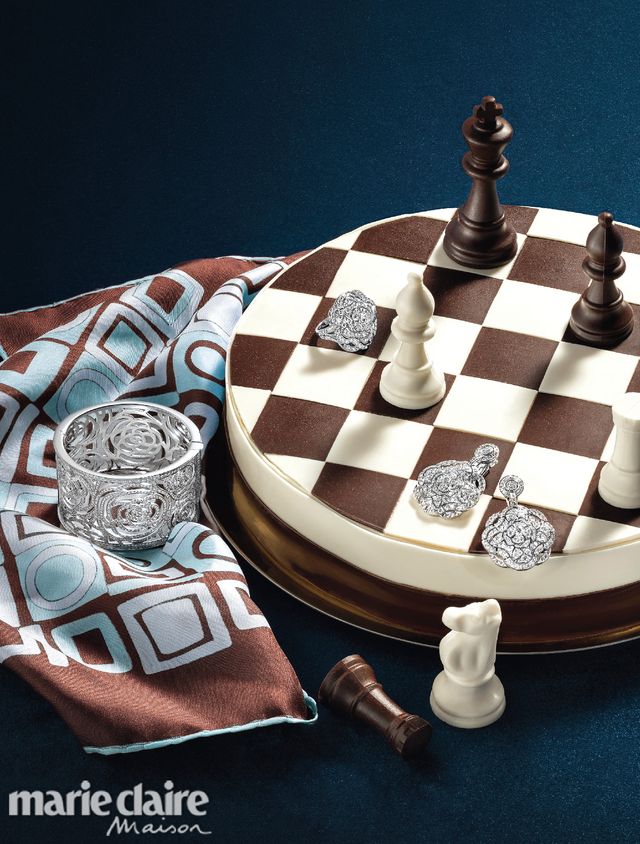 Games, Chess, Chessboard, Indoor games and sports, Board game, Table, Recreation, Tabletop game, Room, English draughts, 