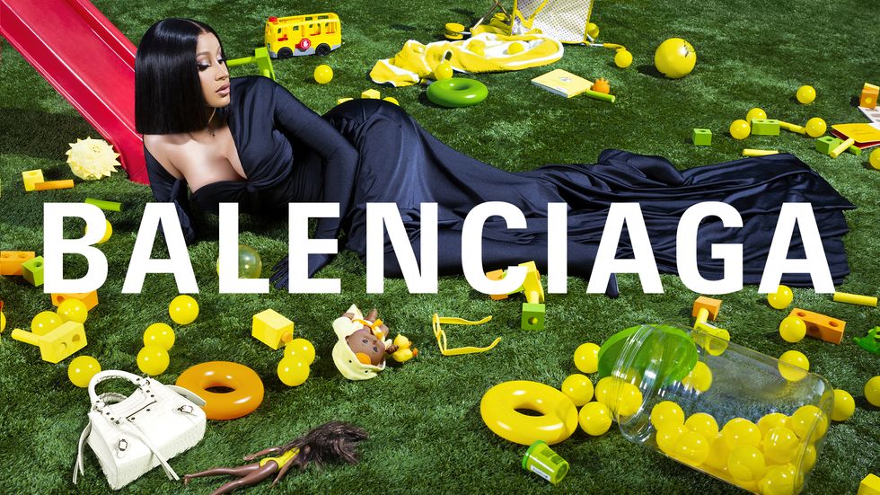 最新釋出的balenciaga廣告片中邀來設計設計師的謬思cardi b擔任形象代言。