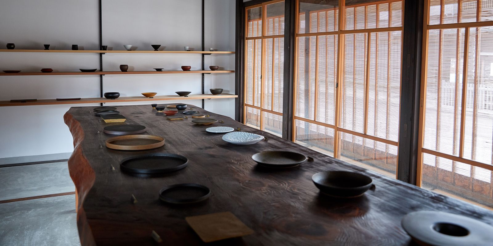 連載Vol.4】富山で作陶する陶芸家、釋永岳さんの器|ELLE DECOR 連載Vol.4】富山で作陶する陶芸家、釋永岳さんの器|ELLE DECOR