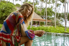 the exploits and misadventures of various guests and employees at a tropical resort over the course of one week 