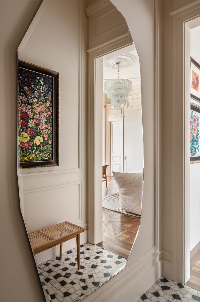 un apartamento de techos altos que combina historia, diseno, arte y funcionalidad