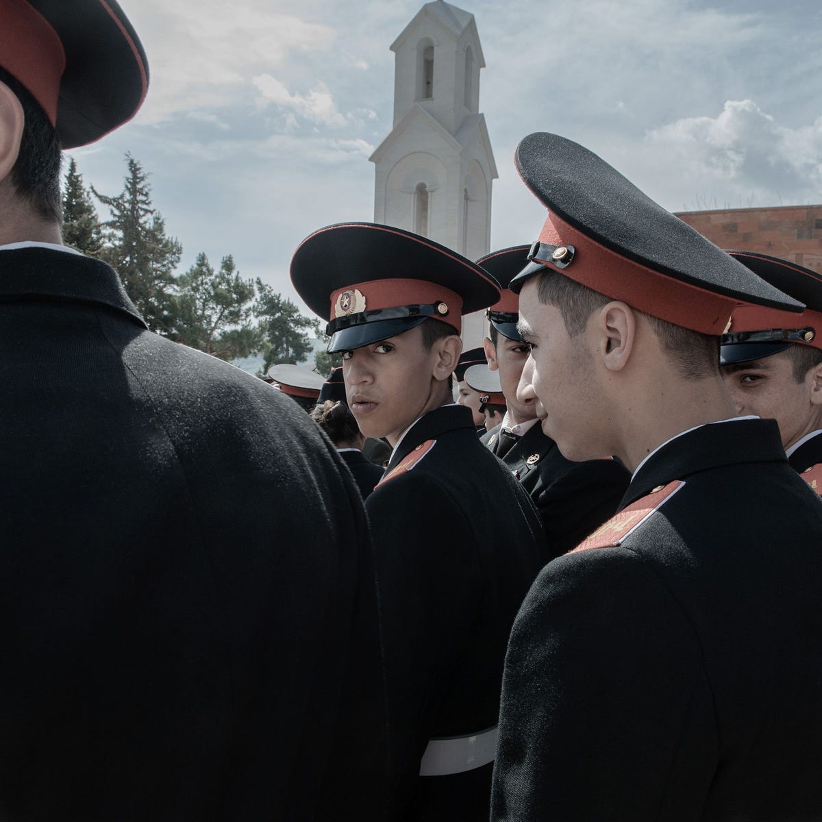 Jonge soldaten tussen de dertien en achttien jaar oud tijdens een militaire parade in Stepanakert de hoofdstad van de nieterkende Republiek NagornoKarabach Ze dragen uniformen en worden op de militaire academie getraind Hun dagelijks leven speelt zich af in een militair niemandsland ten gevolge van een oorlog die als normaal en noodzakelijk wordt beschouwd  ze zijn ermee opgegroeid