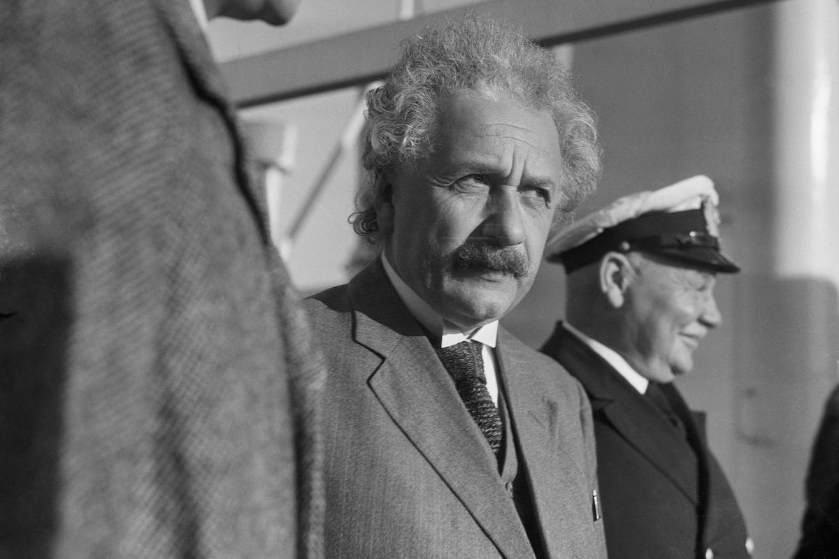 De wereldberoemde natuurkundige Albert Einstein bij zijn aankomst in Los Angeles op weg naar Pasadena waar hij zijn opmerkelijke reis door de hogere fysica aan het California Institute of Technology Caltech zou voortzetten