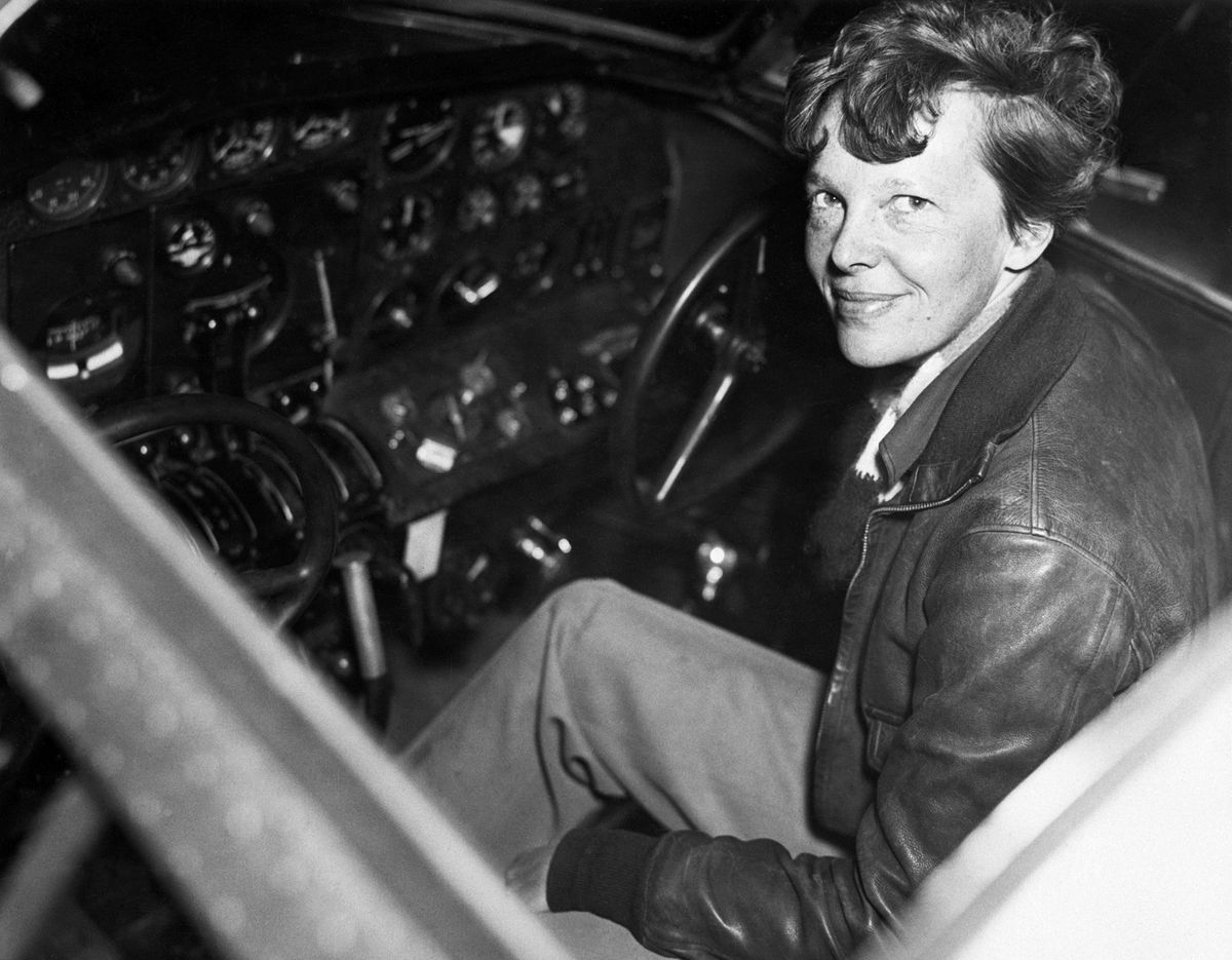 Ze werd beroemd als vliegenier maar haar verdwijning maakte haar tot legende Earhart wilde haar carrire in 1937 bekronen door als eerste vrouw rond de wereld te vliegen Ze moest die poging met de dood bekopen maar onderzoekers hopen nu met behulp van speurhonden haar stoffelijke resten op te sporen