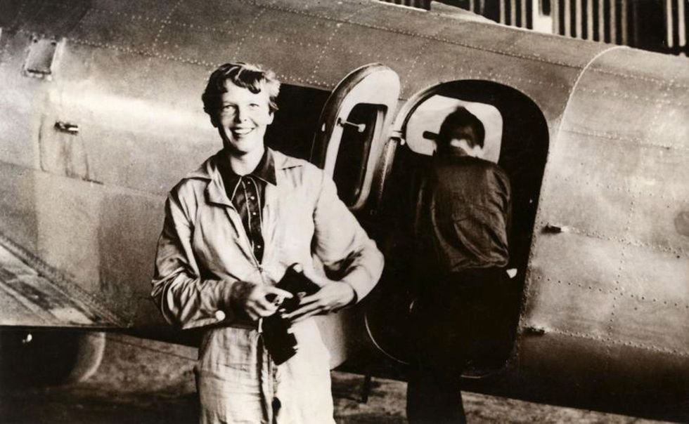 In juni 1937 werd Amelia Earhart op het vliegveld van Parnamirim in Natal Brazili gefotografeerd naast haar Lockheed Electra Achter haar is navigator Fred Noonan op de rug te zien