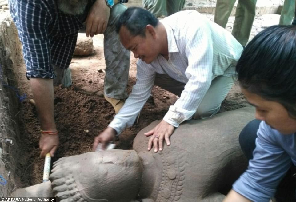 In het beroemde Cambodjaanse tempelcomplex van Angkor is een standbeeld ontdekt dat vermoedelijk uit de periode van de late twaalfde tot vroege dertiende eeuw stamt