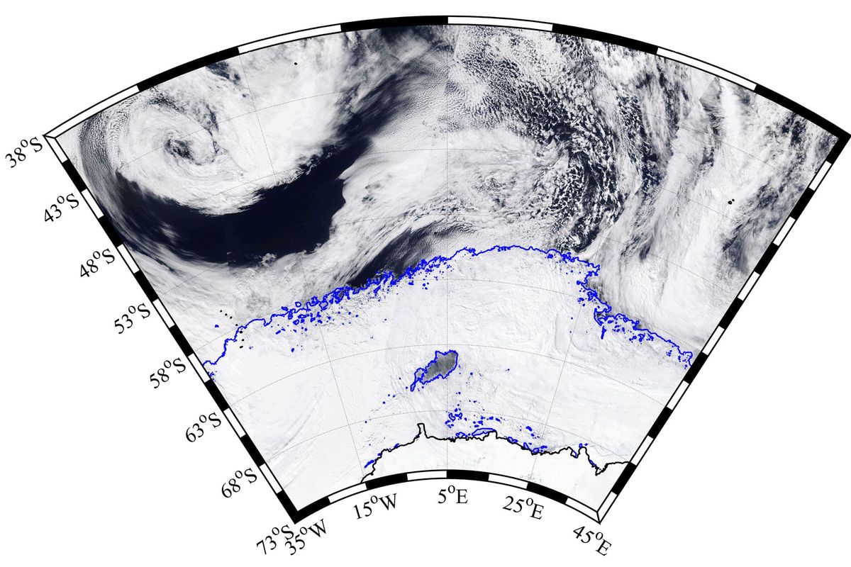 Op dit satellietbeeld van 25 september 2017 zijn winterse zeeijslagen in de Weddellzee rond Antarctica te zien met frontale depressies boven de Zuidelijke Oceaan De blauwe lijnen geven de rand van het ijs aan De polynya is het donkere gebied met open water midden in het ijs