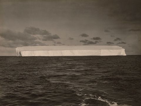 Foto van een grote ijsberg in de verte