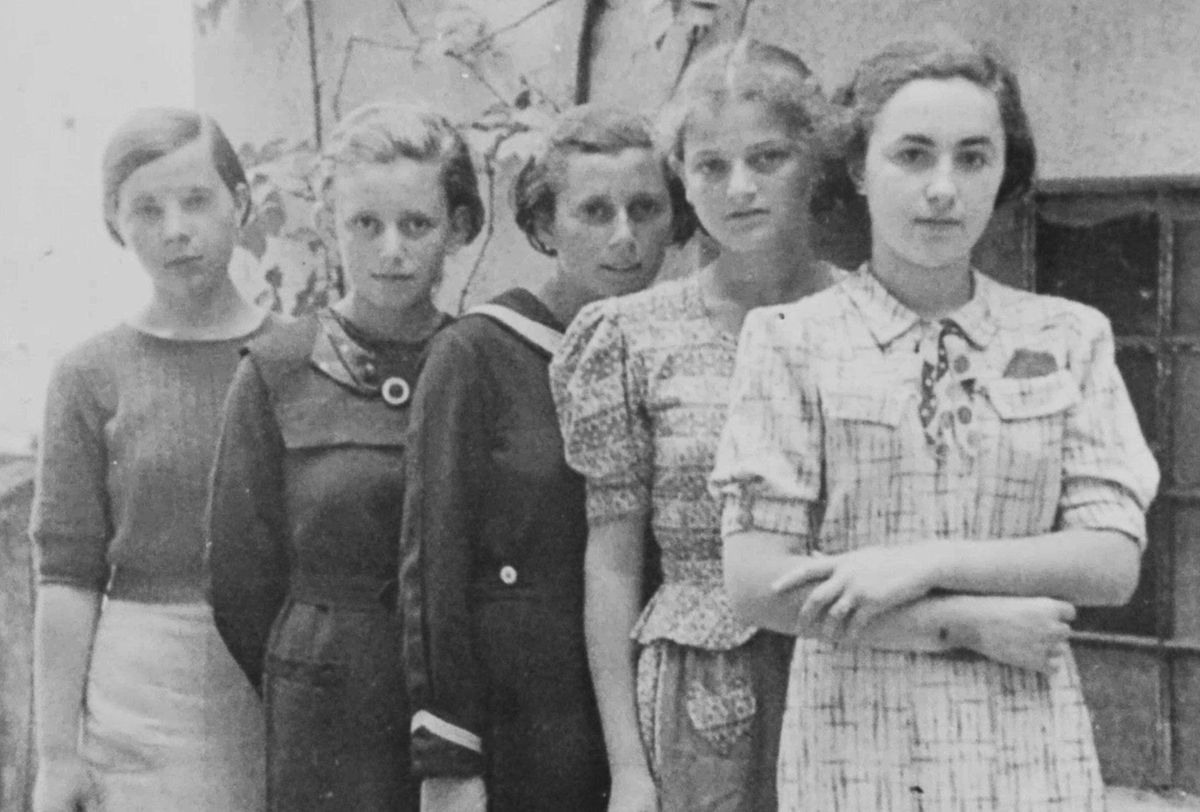 Bekend is dat twee van de vijf meisjes op deze foto  die rond 1936 in Humenn in Slovakije is genomen  op 25 maart 1942 naar Auschwitz in Polen werden getransporteerd Ze maakten deel uit van het eerste officile transport van Joden naar het beruchte vernietigingskamp Noch Anna Herskovic tweede van links noch Lea Friedman vierde van links overleefden het kamp