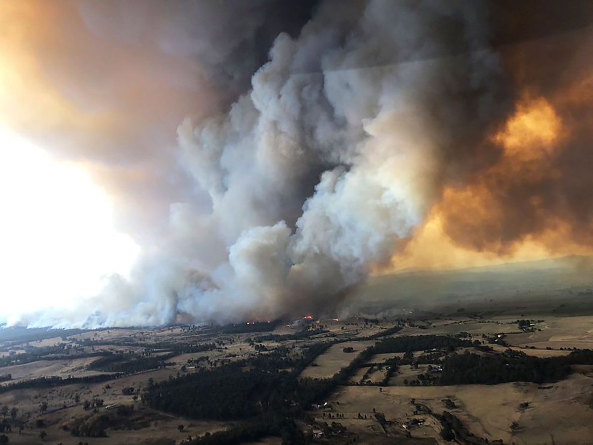 Op 30 december 2019 gingen bosbranden bij Bairnsdale in Australi gepaard met veel rookontwikkeling Met het oog op steeds slechtere omstandigheden moesten duizenden toeristen de door natuurbranden geteisterde oostkust van Australi ontvluchten