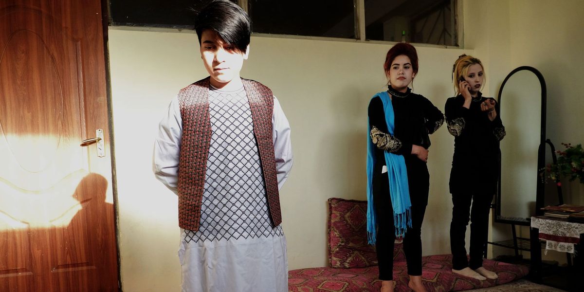 Ali 14 werd grootgebracht als jongen volgens een Afghaans gebruik dat bacha posh wordt genoemd Alis zus staat achter haar in de kamer die ze delen