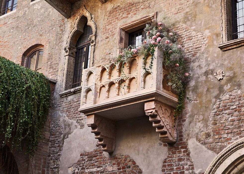 Arch, Architecture, Balcony, Building, Medieval architecture, Wall, Facade, House, Window, History, 