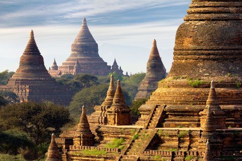 Pagan MyanmarIn de voormalige hoofdstad Pagan stonden ooit naar schatting tienduizend boeddhistische bouwwerken Nu slingeren stoffige voetpaden zich tussen meer dan tweeduizend overgebleven tempels en pagodes van Dhammayangyi de grootste van Pagan tot Shwezigon de eerste vergulde tempel van Myanmar
