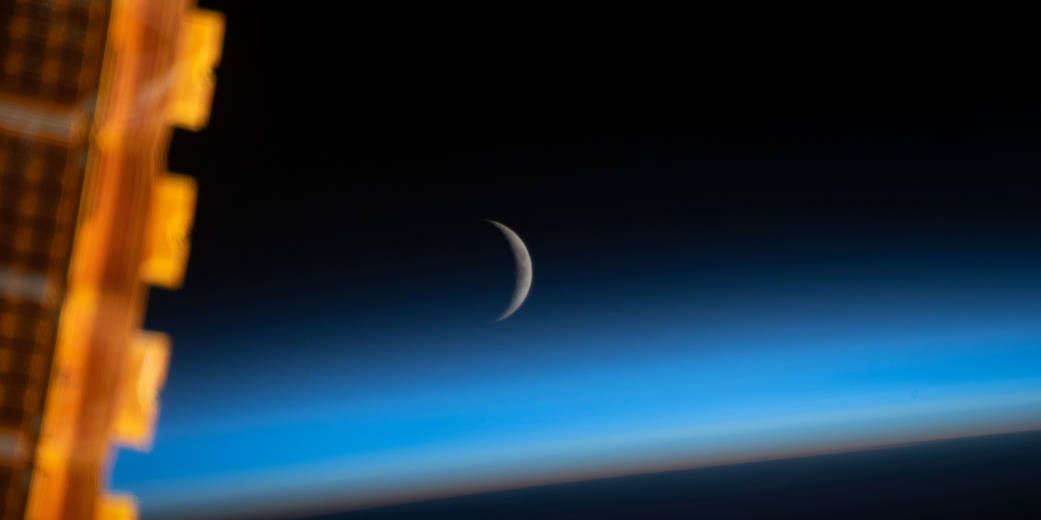 Op 8 mei maakte de bemanning van het Internationaal ruimtestation ISS een foto van de maansikkel op het moment dat de zon bijna achter de aarde tevoorschijn komt op ruim vierhonderd kilometer boven de Japanse Zee