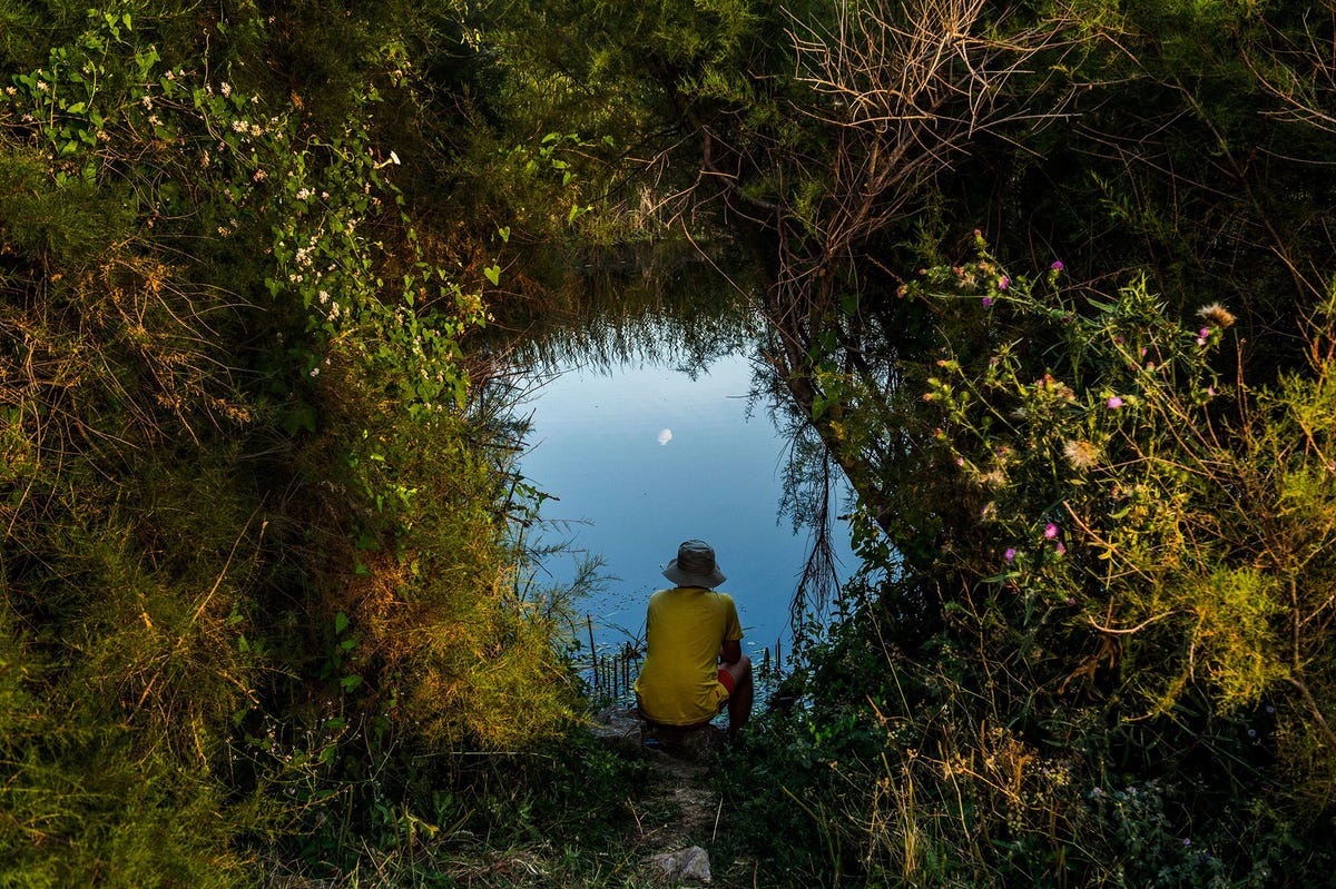 SULINA ROEMENIIn de voetsporen van de beroemde fotograaf Inge Morath gingen acht vrouwelijke fotografen op pad om het leven langs de Donau vast te leggen van het zuiden van Duitsland tot aan de Zwarte Zee in Roemeni Deze foto van een visser herinnert me aan dat gevoel dat ik krijg in de natuur vooral tijdens lange zomerdagen als je even echt alleen kunt zijn en rustig in je eigen gedachten kunt verzinken aldus fotograaf Ami Vitale
