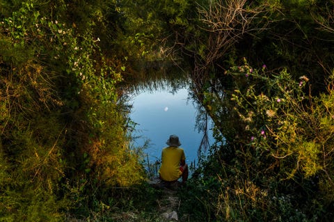 SULINA ROEMENIIn de voetsporen van de beroemde fotograaf Inge Morath gingen acht vrouwelijke fotografen op pad om het leven langs de Donau vast te leggen van het zuiden van Duitsland tot aan de Zwarte Zee in Roemeni Deze foto van een visser herinnert me aan dat gevoel dat ik krijg in de natuur vooral tijdens lange zomerdagen als je even echt alleen kunt zijn en rustig in je eigen gedachten kunt verzinken aldus fotograaf Ami Vitale