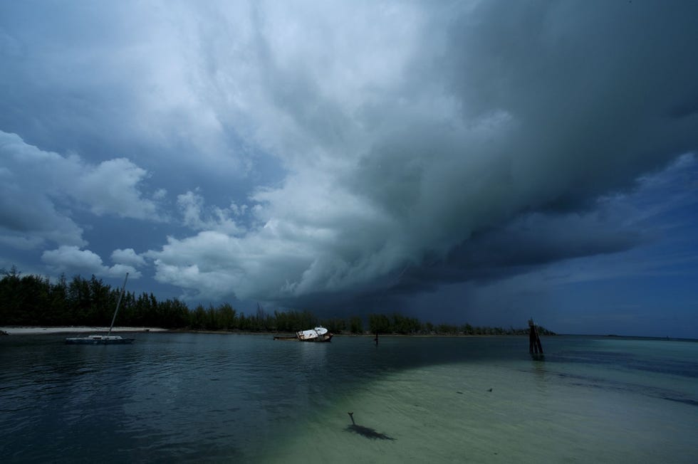 Een naderende storm produceert een waterhoos op Andros Island