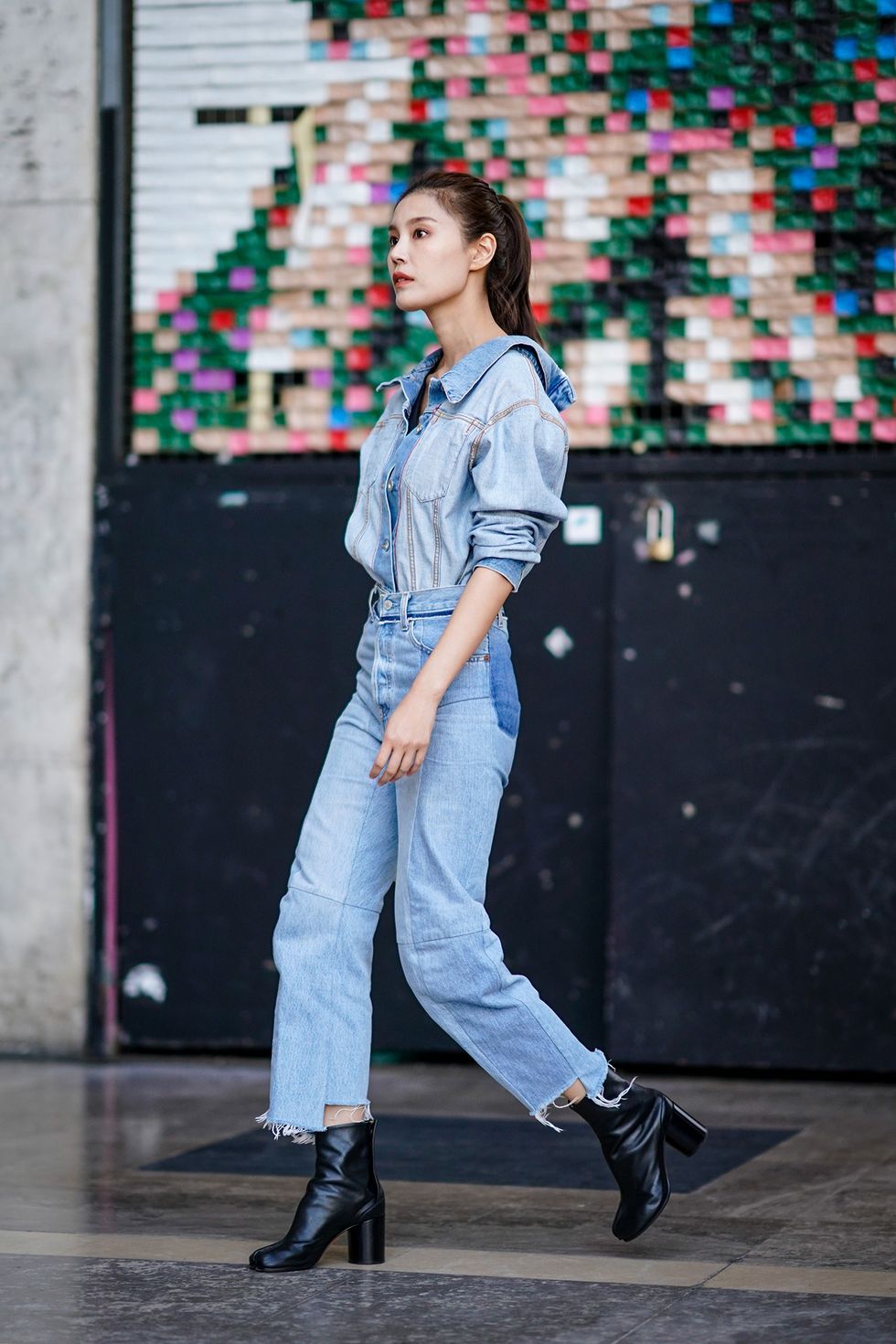 La camicia di jeans come va indossata per essere alla moda? Guarda le immagini degli outfit di tendenza per l'estate 2018 e scopri i look più glam da copiare ora. 