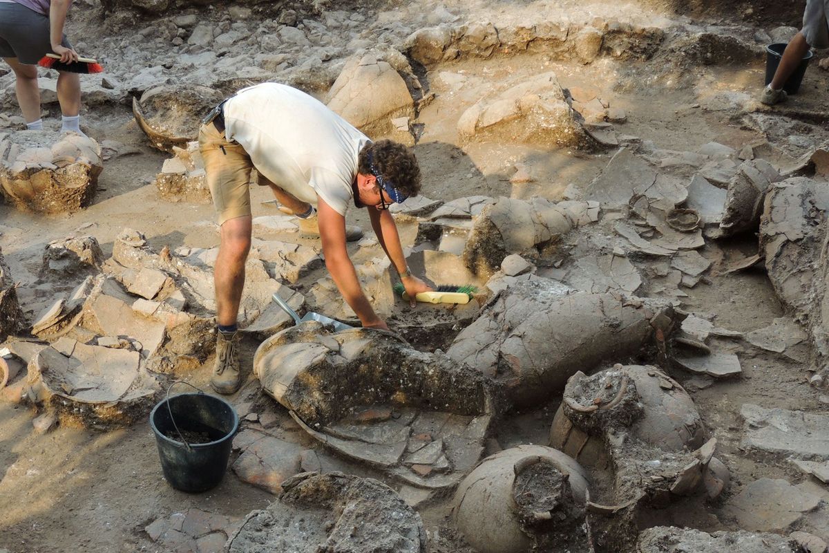 Een voorraadkamer met wijnkruiken allemaal verbrijzeld bleek een belangrijke aanwijzing te zijn voor wat er 3700 jaar geleden gebeurde bij het paleis in Tel Kabri in Kanan