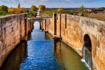 spain, camino de santiago, castile and leon, fromista, canal de castilla lock