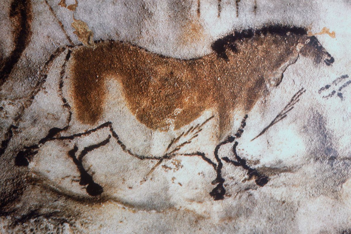 Een schildering van een paard en pijlen die werd aangetroffen op het plafond van de grotten van Lascaux in de Dordogne in Frankrijk