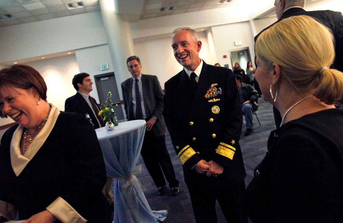 Schoutbijnacht dr David Titley staat op het punt een lezing over klimaatverandering te houden tijdens het Blue Planet Forum in het Ted Constant Center in Norfolk Virginia op donderdag 2 december 2010