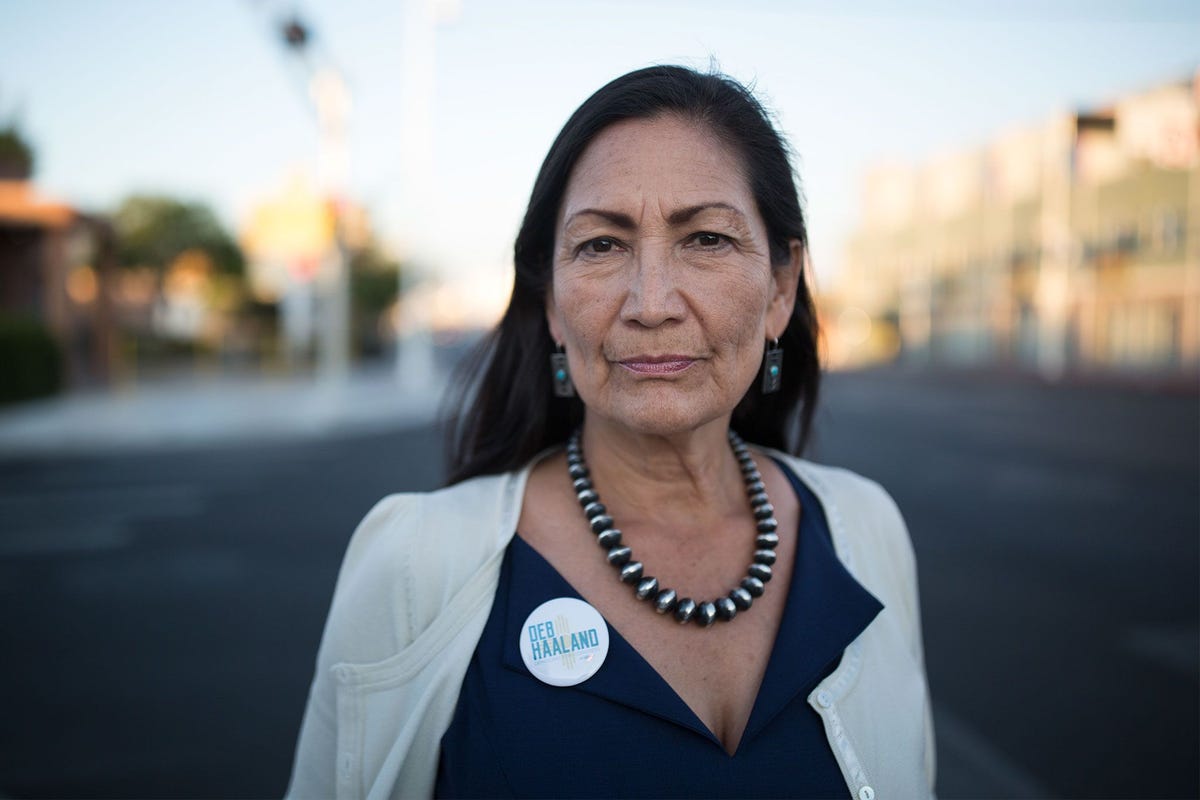 Deb Haaland poseert voor een foto in de wijk Nob Hill in Albuquerque aan de Route 66 waar haar campagnehoofdkwartier is gevestigd Haaland behoort tot de circa 65 inheemsAmerikaanse vrouwen die zich in 2018 voor een openbaar ambt verkiesbaar hebben gesteld Ze is een van de eerste inheemsAmerikaanse vrouwen in het Amerikaanse Congres