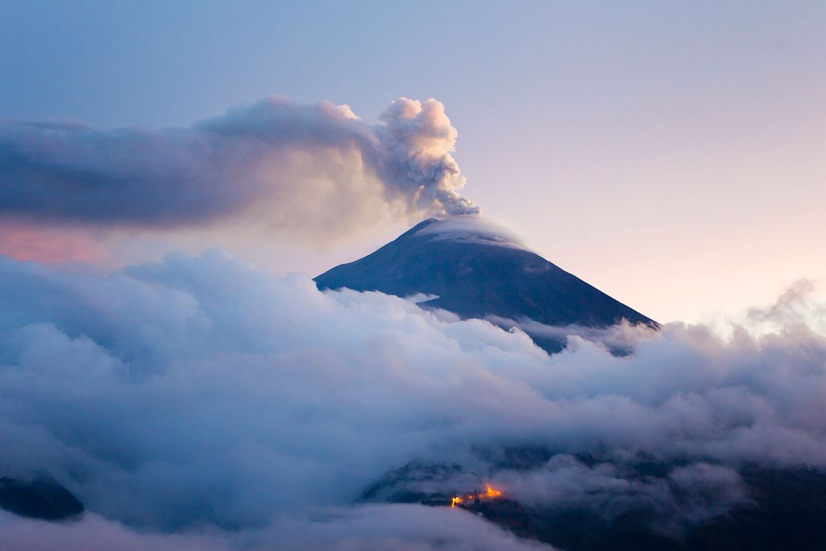 De uitbarstende vulkaan Tungurahua in de avondschemering Een van de manieren waarop de aarde koolstof uit diepe gesteentelagen naar de oppervlakte brengt is door middel van vulkaanuitbarstingen