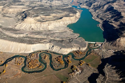 De rivier de Colorado In 1952 was de Cuyahoga River nabij het centrum van Cleveland Ohio dusdanig vervuild dat het water vlamvatte Twintig jaar later nam het Amerikaanse Congres de Clean Water Act aan de regelgeving voor de afvoer van afvalwater Het streven van de wet was om alle rivieren in het land weer geschikt te maken om in te zwemmen en te vissen waaronder ook dit stuwmeer in de Colorado River