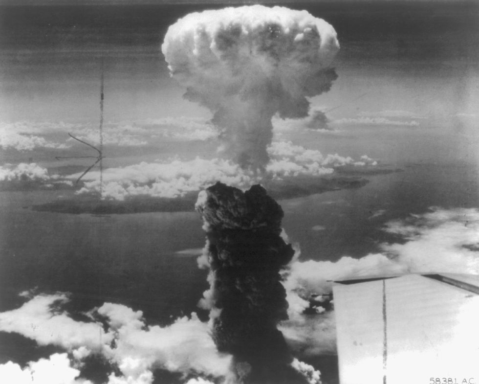 Een beeld van de atoombom die landde in Nagasaki in 1945 Daarmee kwam de Tweede Wereldoorlog ten einde maar begon de kernwapenwedloop tussen de Verenigde Staten en de SovjetUnie