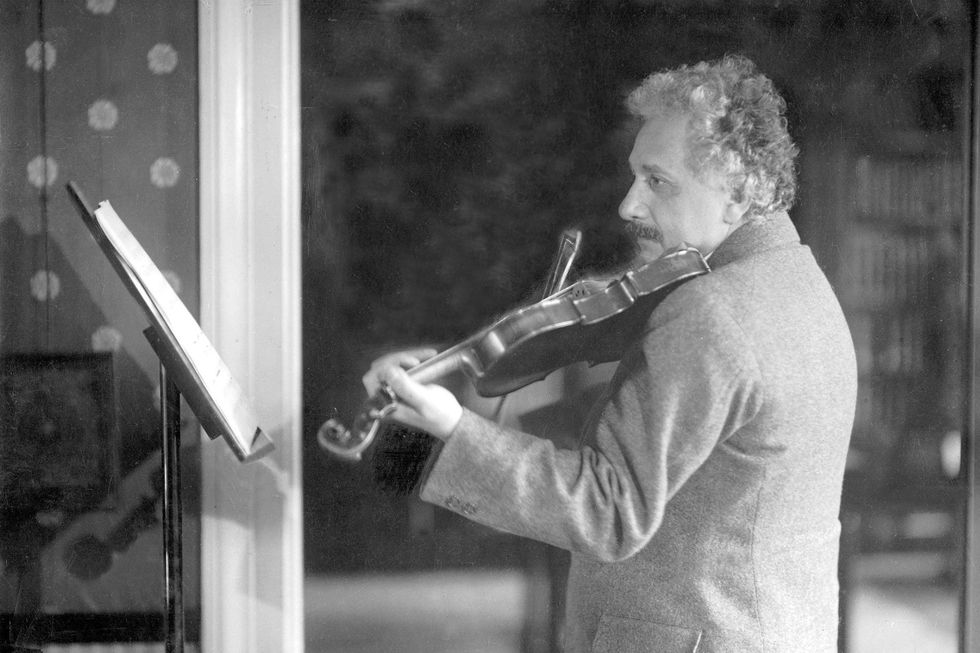 Naar verluidt speelde Albert Einstein prachtig viool en was hij vooral dol op de sonates van Mozart