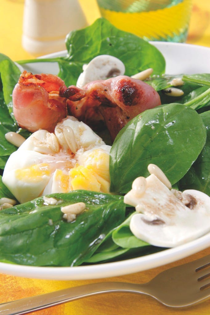 ensalada de espinacas bacon y champiñones