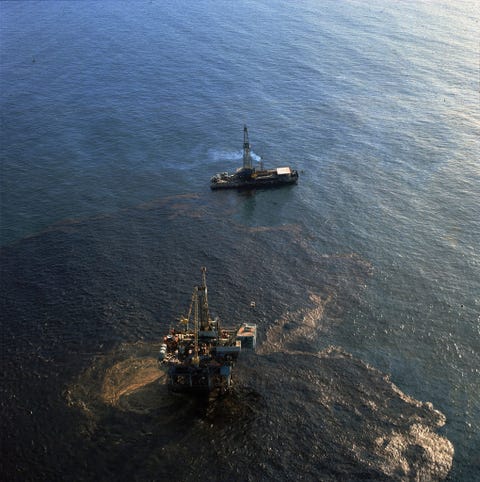 https://www.nationalgeographic.com/content/dam/environment/2019/09/environmental-victories-gallery/01-environmental-victories-facts.jpg De zware olievervuiling door de Union Oil Company in februari 1969 waarbij ruim tweeduizend vierkante kilometer zee en kustgebied bij het Californische Santa Barbara met zware olie werd besmeurd werd uitgebreid op tv vertoond en bracht senator Gaylord Nelson van Wisconsin ertoe om in 1970 de eerste Earth Day te organiseren Datzelfde jaar werd de National Environmental Policy Act van kracht waardoor voortaan bij elke belangrijke beslissing van de federale overheid de uitwerking op het milieu moest worden meegewogen
